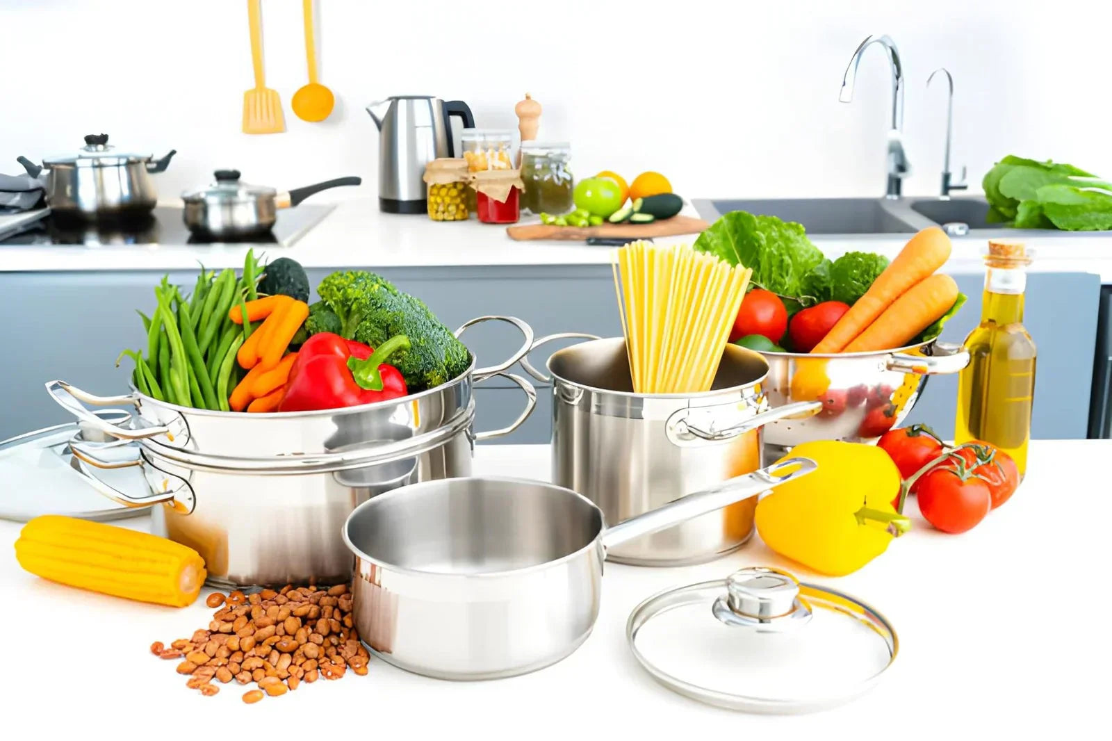Cast Aluminum vs Stainless Steel: Which Cookware Is Better for Luxury UAE Kitchens?