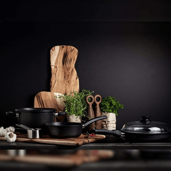 مقلاة ووك من AMT Gastroguss - قطر 32 سم، ارتفاع 10 سم، مقبض قابل للإزالة، مصنوعة من الألومنيوم المصبوب، طلاء Lotan® غير لاصق للقلي بدون دهون، AMZN-1032S-Z20B